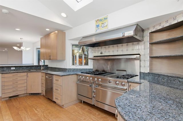 6 Vingut Lane, Setauket, NY 11733