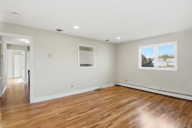 6 Vingut Lane, Setauket, NY 11733