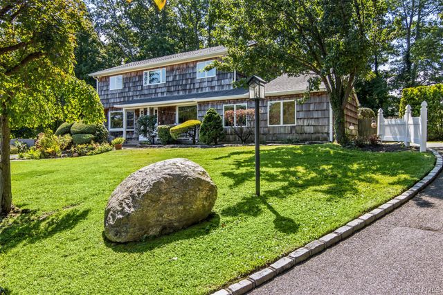 6 Vingut Lane, Setauket, NY 11733