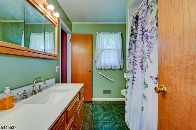 34 Lindstrom Dr, Hillsborough Twp., NJ 08844