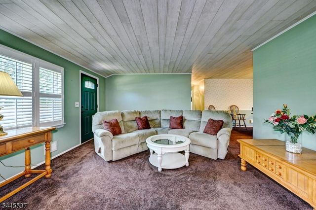 34 Lindstrom Dr, Hillsborough Twp., NJ 08844