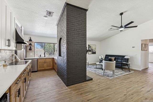 8415 delphian, Universal City, TX 78148