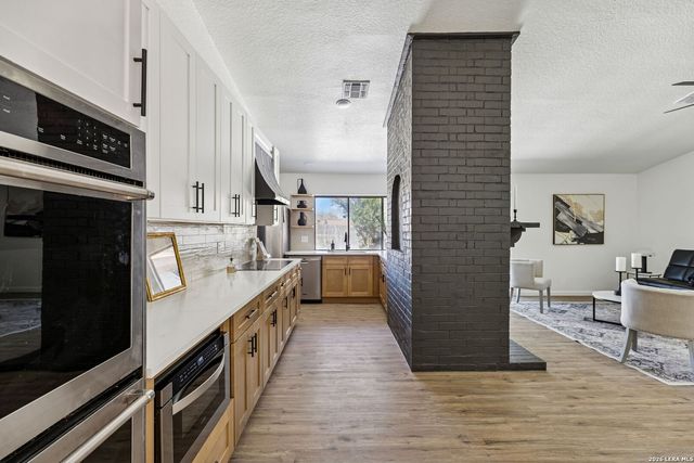 8415 delphian, Universal City, TX 78148