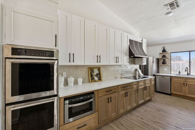 8415 delphian, Universal City, TX 78148