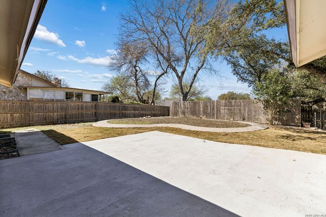 8415 delphian, Universal City, TX 78148