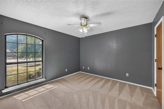 1226 Ranch Valley Drive, Desoto, TX 75115