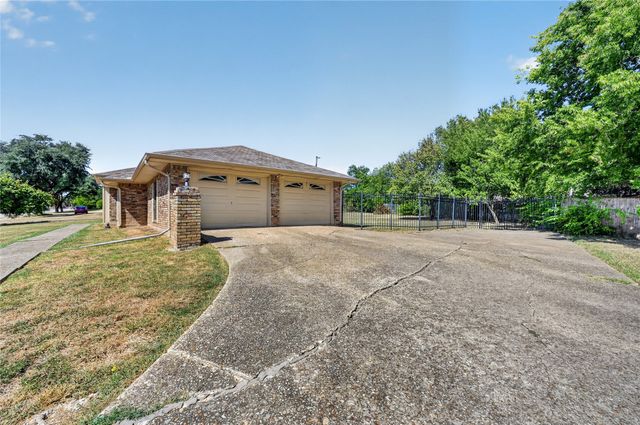 1226 Ranch Valley Drive, Desoto, TX 75115