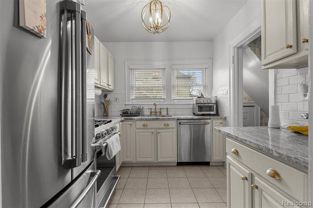 93 Perry Place, Wyandotte, MI 48192
