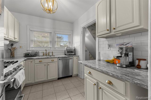 93 Perry Place, Wyandotte, MI 48192