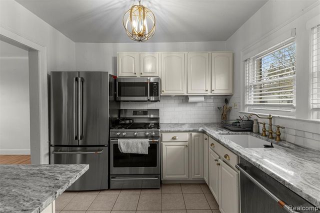 93 Perry Place, Wyandotte, MI 48192
