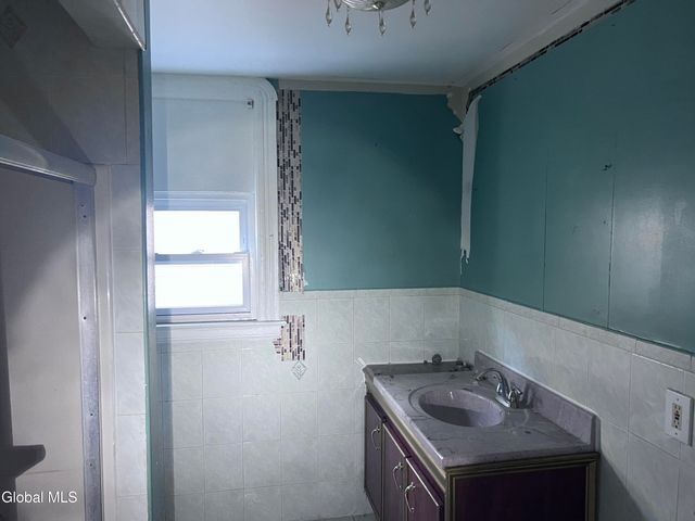 1013 Delamont Avenue, Schenectady, NY 12307