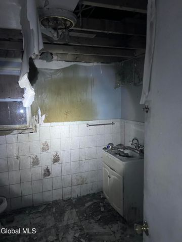 1013 Delamont Avenue, Schenectady, NY 12307