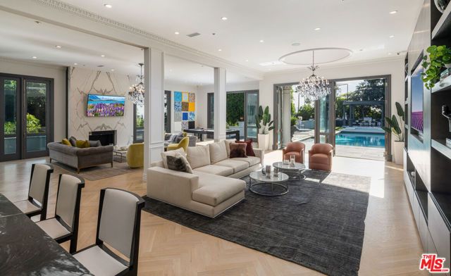 402 Doheny Road, Beverly Hills, CA 90210