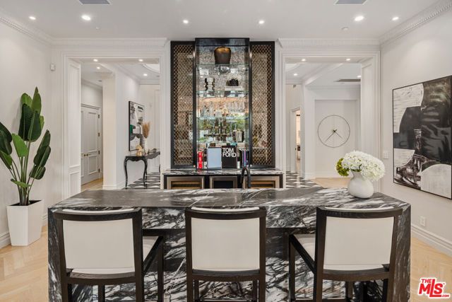 402 Doheny Road, Beverly Hills, CA 90210