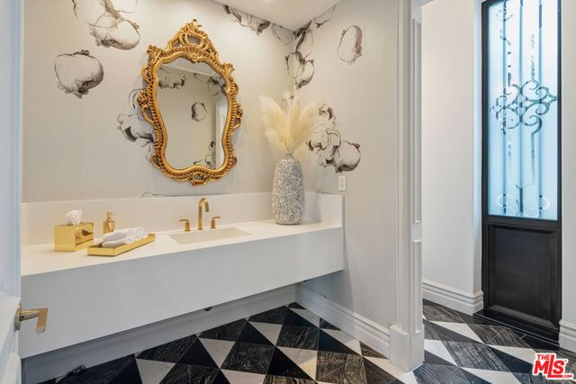 402 Doheny Road, Beverly Hills, CA 90210