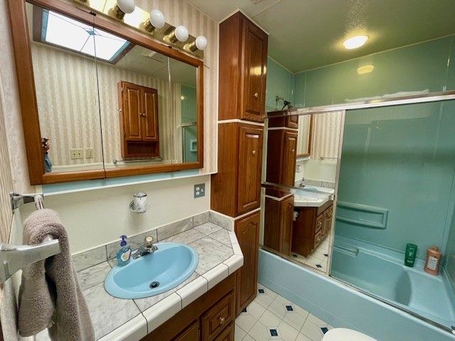 221 S Oakland Ave, Sharon, PA 16146