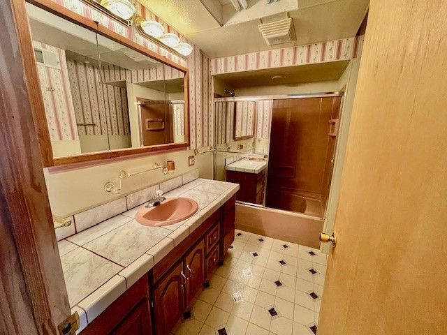 221 S Oakland Ave, Sharon, PA 16146