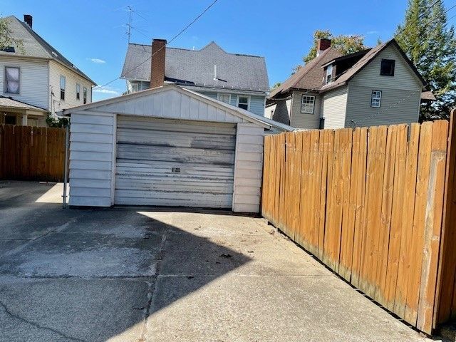 221 S Oakland Ave, Sharon, PA 16146