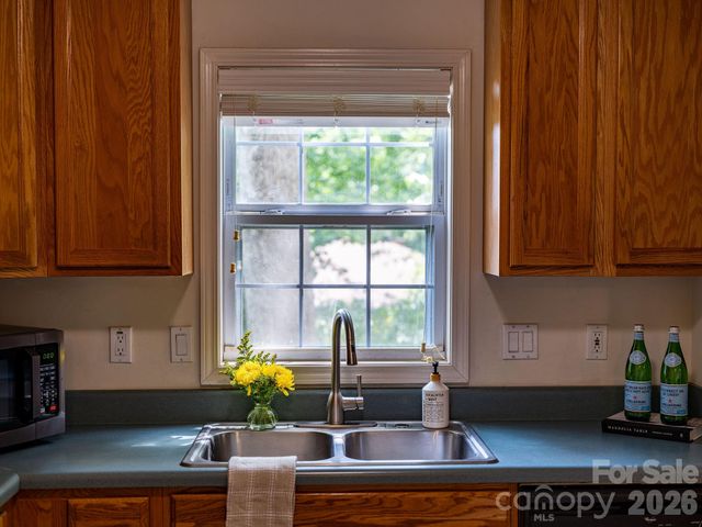 1 Pickwick Road, Asheville, NC 28803