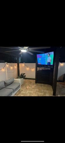 10598 W 33rd Ct, Hialeah, FL 33018