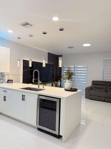 10598 W 33rd Ct, Hialeah, FL 33018