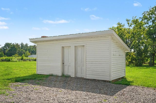 301 Bob Perry Rd, Bethpage, TN 37022
