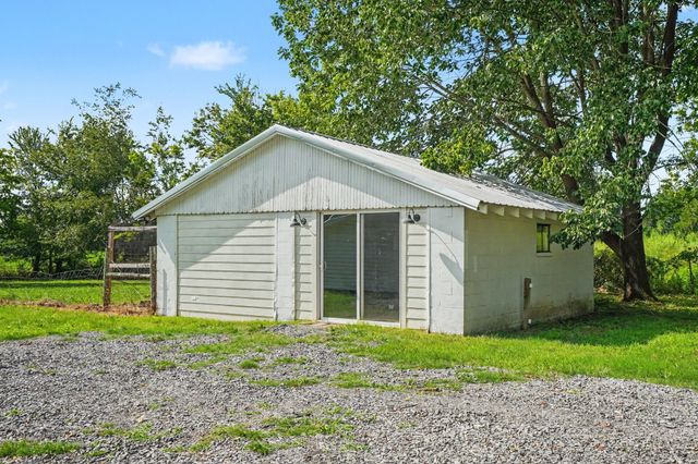301 Bob Perry Rd, Bethpage, TN 37022