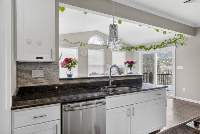 423 Labrador Ln, Jefferson Hills, PA 15025