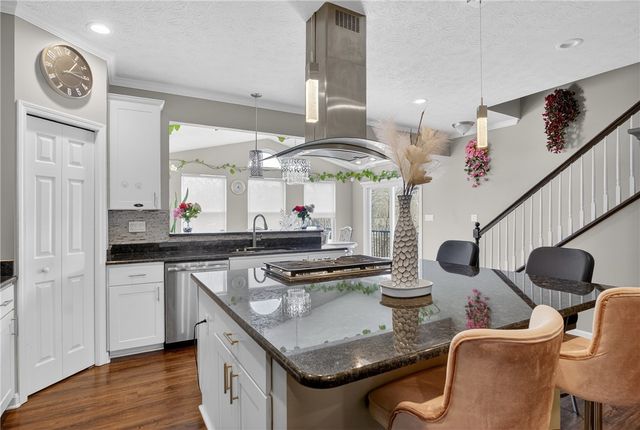 423 Labrador Ln, Jefferson Hills, PA 15025