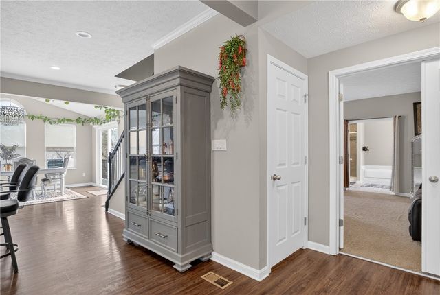 423 Labrador Ln, Jefferson Hills, PA 15025