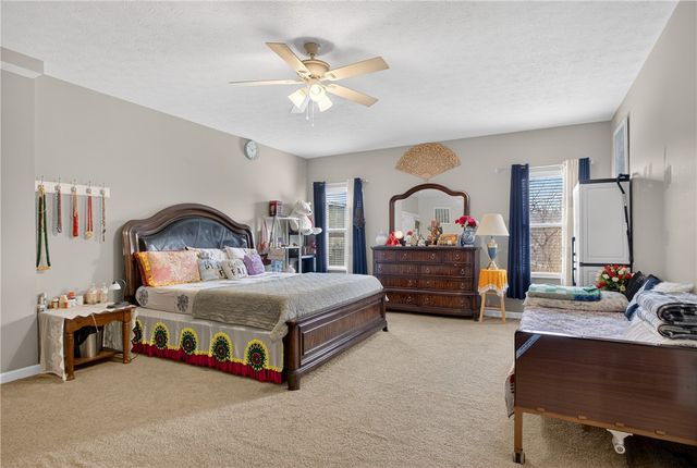 423 Labrador Ln, Jefferson Hills, PA 15025