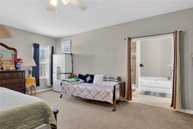 423 Labrador Ln, Jefferson Hills, PA 15025