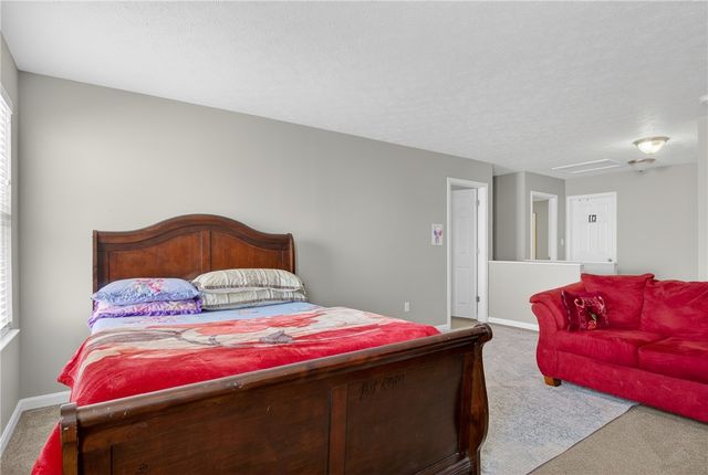 423 Labrador Ln, Jefferson Hills, PA 15025