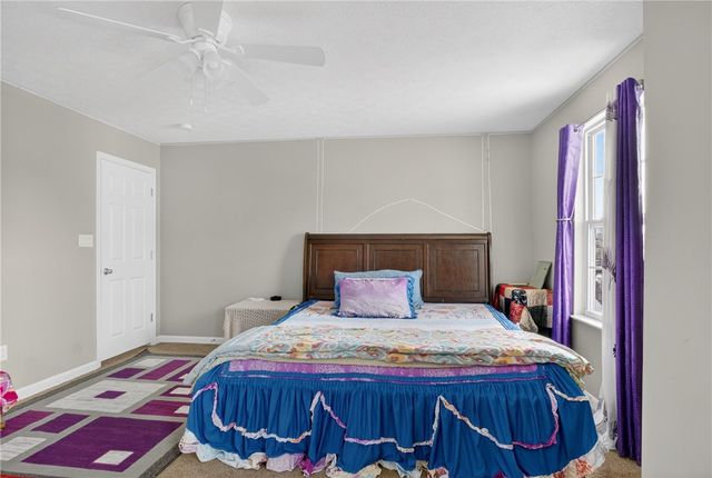 423 Labrador Ln, Jefferson Hills, PA 15025