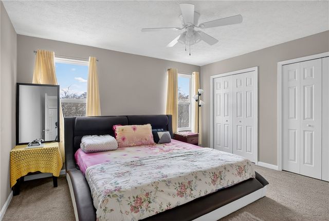 423 Labrador Ln, Jefferson Hills, PA 15025