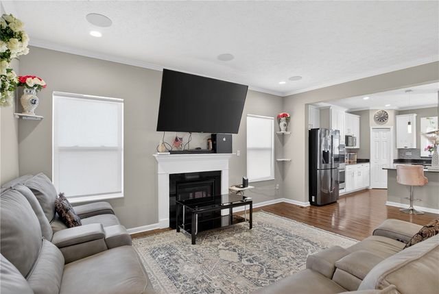 423 Labrador Ln, Jefferson Hills, PA 15025