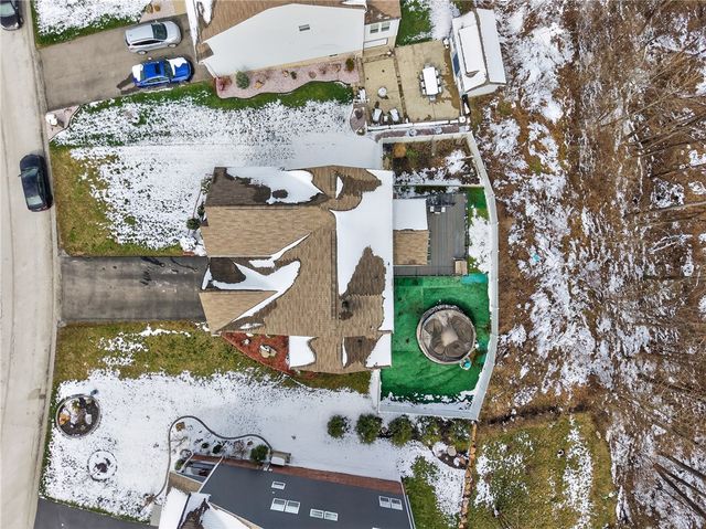 423 Labrador Ln, Jefferson Hills, PA 15025