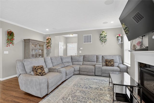 423 Labrador Ln, Jefferson Hills, PA 15025