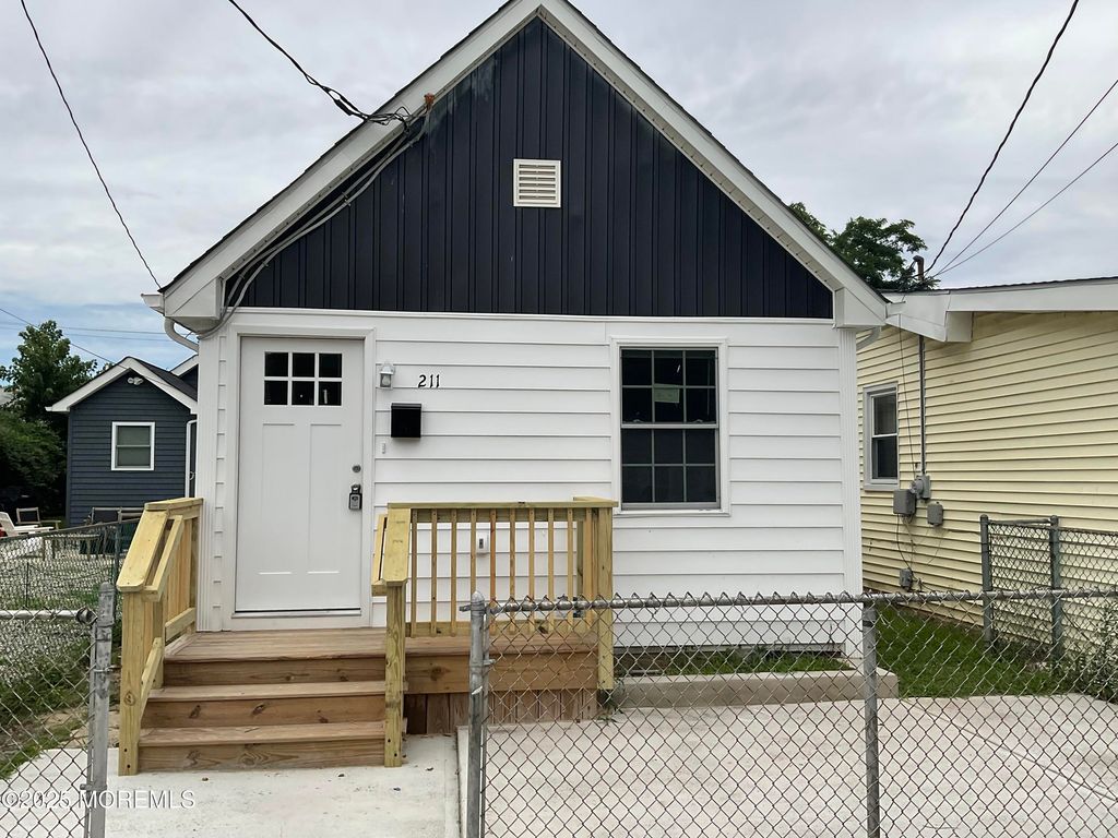 211 Center Avenue, Keansburg, NJ 07734
