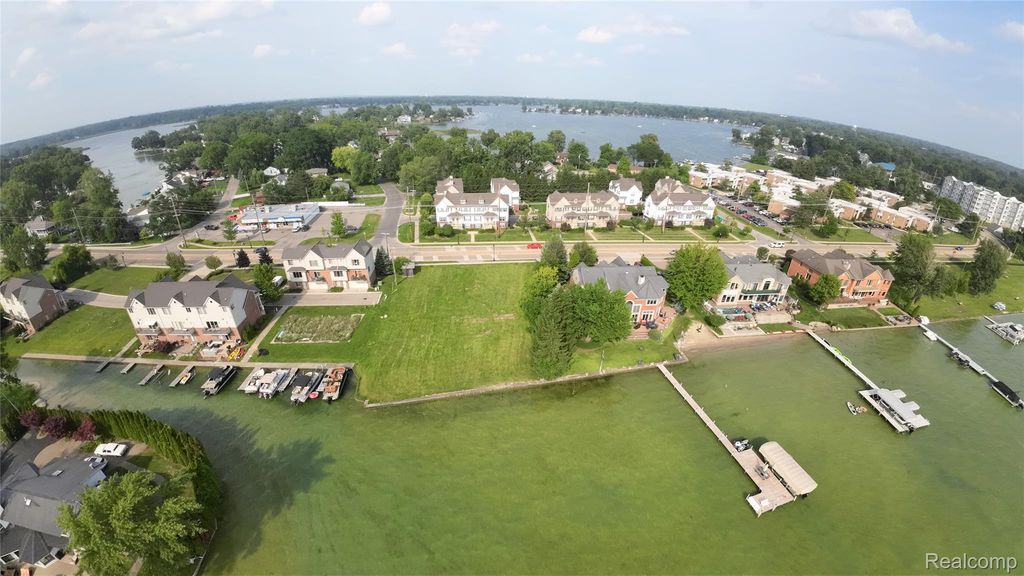 1540 Cass Lake Road, Keego Harbor, MI 48320