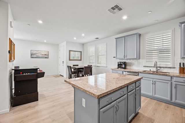 1048 Knox, Roseville, CA 95747