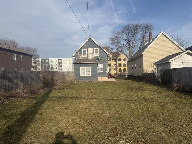 2215 N Dr William Finlayson STREET, Milwaukee, WI 53212