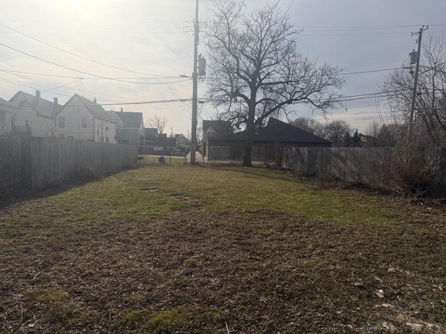 2215 N Dr William Finlayson STREET, Milwaukee, WI 53212