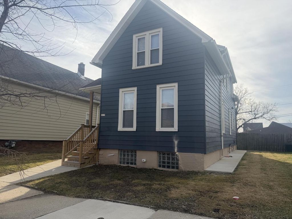 2215 N Dr William Finlayson STREET, Milwaukee, WI 53212