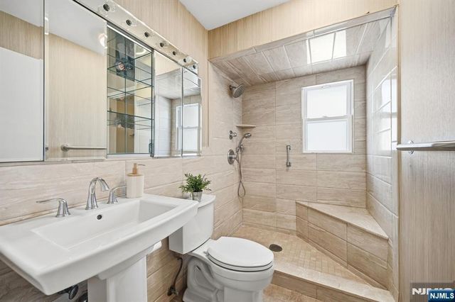 14 King Road, Park Ridge, NJ 07656