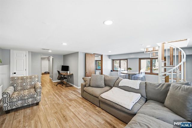 14 King Road, Park Ridge, NJ 07656