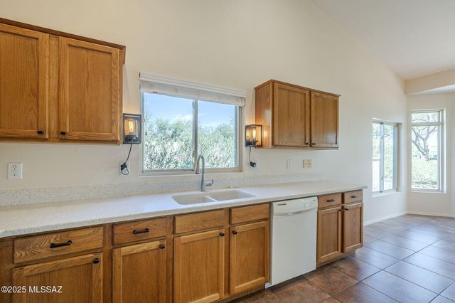 1781 E Redstart Road, Green Valley, AZ 85614