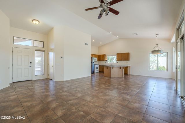 1781 E Redstart Road, Green Valley, AZ 85614