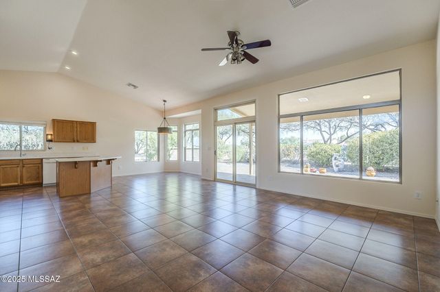 1781 E Redstart Road, Green Valley, AZ 85614