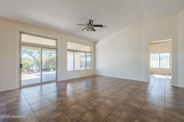 1781 E Redstart Road, Green Valley, AZ 85614